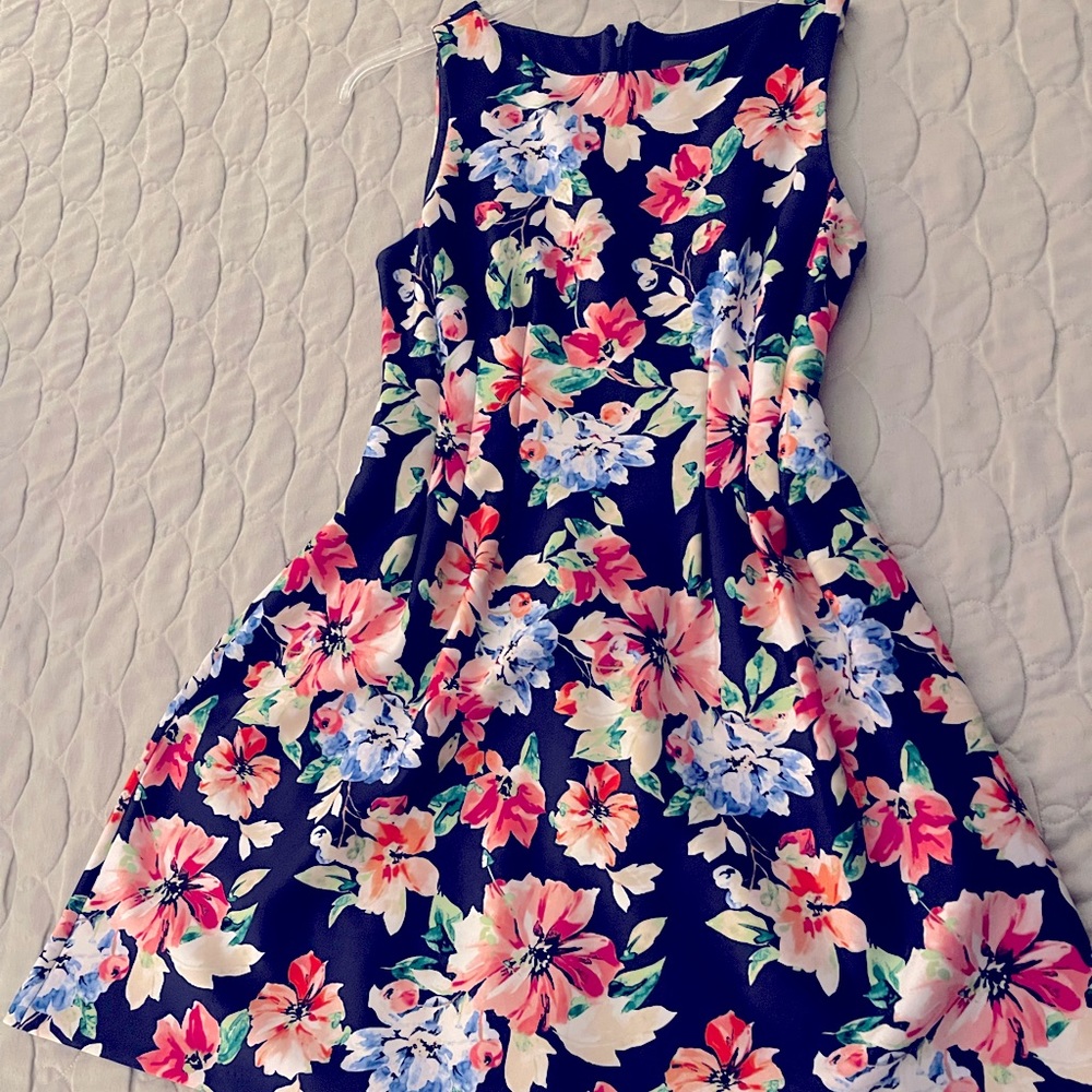 Vince Camuto navy floral sleeveless beauty in size 10!